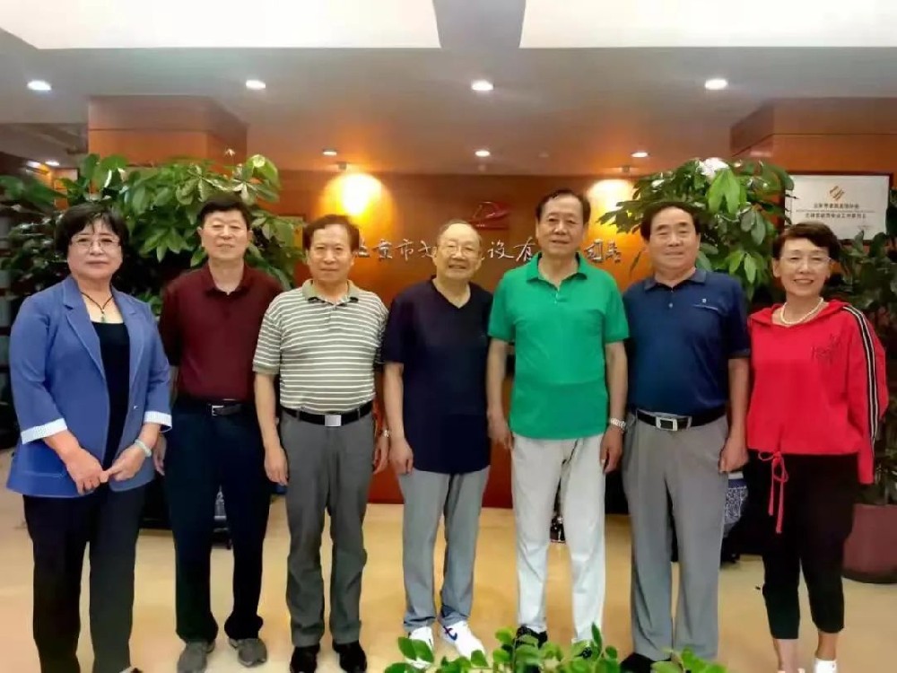 著名書法家王祥之和祥隸書法研究會(huì)走進(jìn)大龍建設(shè)集團(tuán)開展文化交流